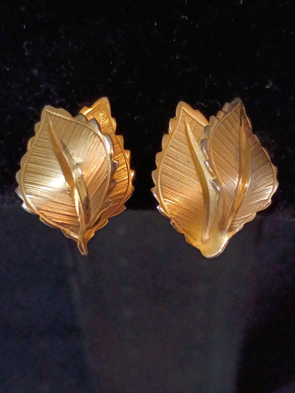 VTG Giovanni Signed Gold Tone Double Leaf Clip On Earrings Mid Century 1960s